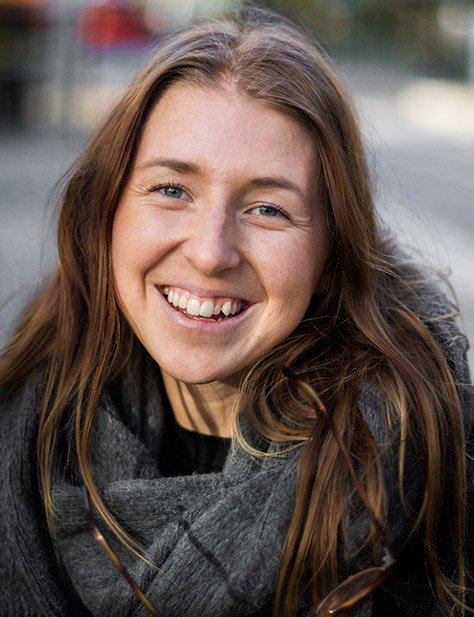 Isabelle Rydén har långt brunt hår och en stor grå halsduk.