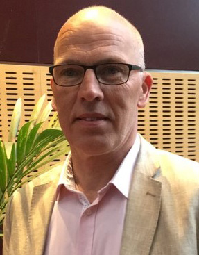 Mats Rosengren i skarpa svarta glasögon och beige linnekavaj.